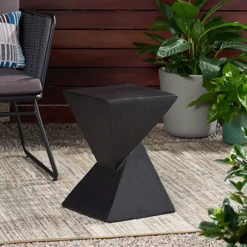 Table d'appoint géométrique en béton léger