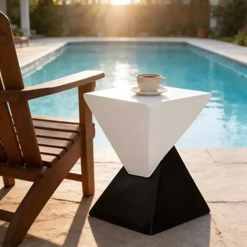 Table d'appoint géométrique en béton léger